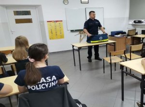 policjant omawia pierwszą pomoc