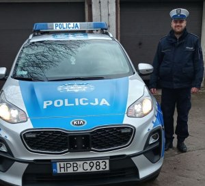 Policjanci udzielili pomocy mężczyźnie, który ucierpiał podczas odpalania petardy.