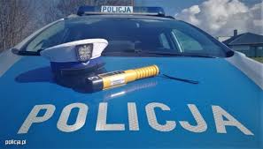 Małżeństwo na rowerach zatrzymane przez policjantki.