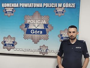 Policjant wyniósł osobę z palącego się mieszkania