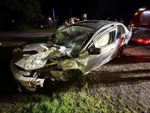 Pojazd zniszczony w wyniku uderzenia w ścianę budynku. /kolor pojazdu srebrny. Pora nocna.