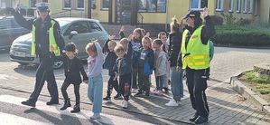 Policjantki z dziecmi przed przejściem dla pieszych