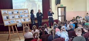 Policjanci na pogadance w szkole