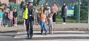 „Bezpieczna droga do szkoły”- Spotkanie mundurowych z dziećmi!
