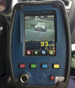 Zdjęcie z fotoradaru. Na urządzeniu widać samochód oraz jego prędkość.