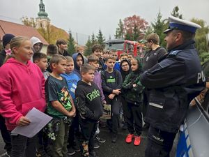 Spotkanie dzieci z funkcjonariuszami policji. Pokazanie sprzętu oraz radiowozów.