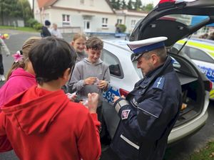 Spotkanie dzieci z funkcjonariuszami policji. Pokazanie sprzętu oraz radiowozów.