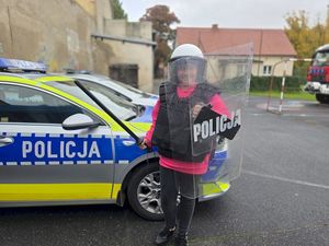 Spotkanie dzieci z funkcjonariuszami policji. Pokazanie sprzętu oraz radiowozów.