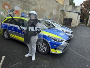 Spotkanie dzieci z funkcjonariuszami policji. Pokazanie sprzętu oraz radiowozów.