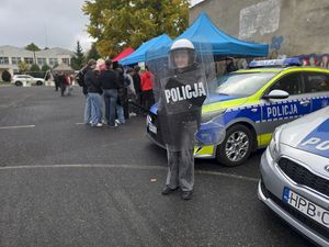 Spotkanie dzieci z funkcjonariuszami policji. Pokazanie sprzętu oraz radiowozów.