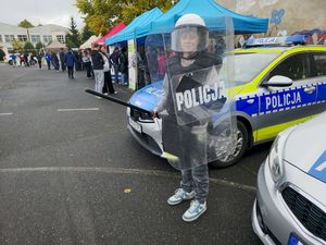 Spotkanie dzieci z funkcjonariuszami policji. Pokazanie sprzętu oraz radiowozów.
