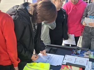 Spotkanie dzieci z funkcjonariuszami policji. Pokazanie sprzętu oraz radiowozów.