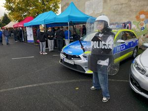 Spotkanie dzieci z funkcjonariuszami policji. Pokazanie sprzętu oraz radiowozów.