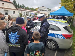 Spotkanie dzieci z funkcjonariuszami policji. Pokazanie sprzętu oraz radiowozów.