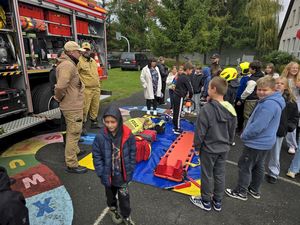 Spotkanie dzieci z funkcjonariuszami policji. Pokazanie sprzętu oraz radiowozów.