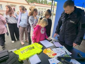 Spotkanie dzieci z funkcjonariuszami policji. Pokazanie sprzętu oraz radiowozów.