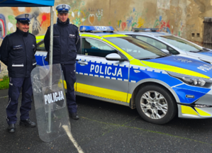 Spotkanie dzieci z funkcjonariuszami policji. Pokazanie sprzętu oraz radiowozów.