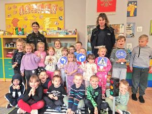 Policjantki z wizyta u dzieci w szkole i przedszkolu