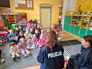 Policjantki z wizyta u dzieci w szkole i przedszkolu