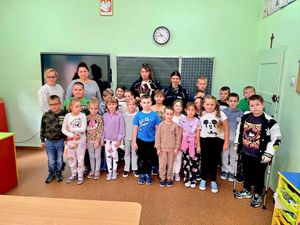 Policjantki z wizyta u dzieci w szkole i przedszkolu