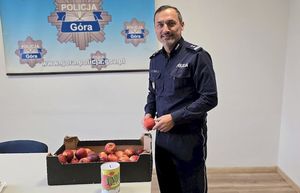Funkcjonariusze i pracownicy cywilni z jabłkami.