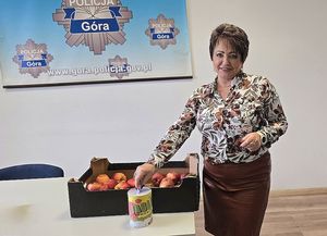 Funkcjonariusze i pracownicy cywilni z jabłkami.