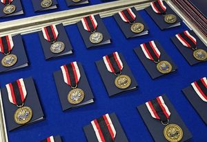 Dolnośląscy policjanci wyróżnieni medalami i odznaczeniami przy okazji obchodów związanych z 107. rocznicą odzyskania przez Polskę Niepodległości