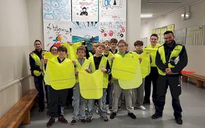 Dzieci podczas akcji Odblaskowa szkoła. Dzieci szyją własne kamizelki odblaskowe