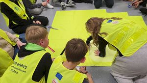 Dzieci podczas akcji Odblaskowa szkoła. Dzieci szyją własne kamizelki odblaskowe