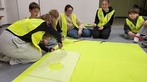 Dzieci podczas akcji Odblaskowa szkoła. Dzieci szyją własne kamizelki odblaskowe