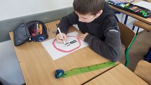 Dzieci podczas akcji Odblaskowa szkoła. Dzieci szyją własne kamizelki odblaskowe