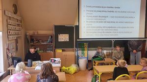 Dzieci podczas akcji Odblaskowa szkoła. Dzieci szyją własne kamizelki odblaskowe