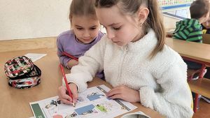 Dzieci podczas akcji Odblaskowa szkoła. Dzieci szyją własne kamizelki odblaskowe