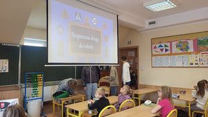 Dzieci podczas akcji Odblaskowa szkoła. Dzieci szyją własne kamizelki odblaskowe