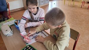 Dzieci podczas akcji Odblaskowa szkoła. Dzieci szyją własne kamizelki odblaskowe