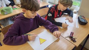 Dzieci podczas akcji Odblaskowa szkoła. Dzieci szyją własne kamizelki odblaskowe