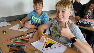 Dzieci podczas akcji Odblaskowa szkoła. Dzieci szyją własne kamizelki odblaskowe