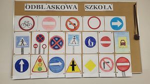 Dzieci podczas akcji Odblaskowa szkoła. Dzieci szyją własne kamizelki odblaskowe