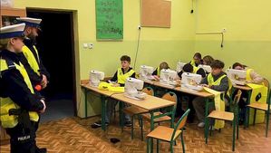 Dzieci podczas akcji Odblaskowa szkoła. Dzieci szyją własne kamizelki odblaskowe