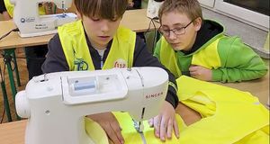 Dzieci podczas akcji Odblaskowa szkoła. Dzieci szyją własne kamizelki odblaskowe