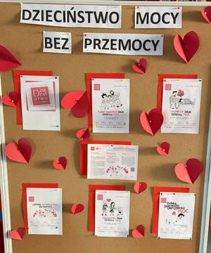 Zdjęcia z pogadanki związanej z akcją Dzieciństwo bez przemocy. Prelekcja w szkole funkcjonariusza z kuratorem