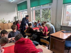 Zdjęcia z pogadanki związanej z akcją Dzieciństwo bez przemocy. Prelekcja w szkole funkcjonariusza z kuratorem