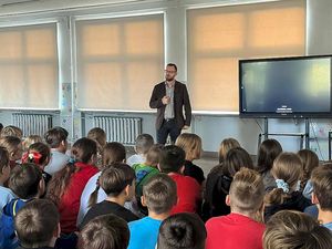 Zdjęcia z pogadanki związanej z akcją Dzieciństwo bez przemocy. Prelekcja w szkole funkcjonariusza z kuratorem