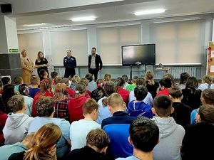 Zdjęcia z pogadanki związanej z akcją Dzieciństwo bez przemocy. Prelekcja w szkole funkcjonariusza z kuratorem