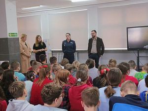 Zdjęcia z pogadanki związanej z akcją Dzieciństwo bez przemocy. Prelekcja w szkole funkcjonariusza z kuratorem