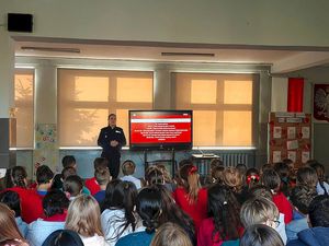 Zdjęcia z pogadanki związanej z akcją Dzieciństwo bez przemocy. Prelekcja w szkole funkcjonariusza z kuratorem