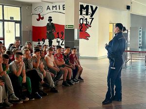 Zdjęcia z pogadanki związanej z akcją Dzieciństwo bez przemocy. Prelekcja w szkole funkcjonariusza z kuratorem