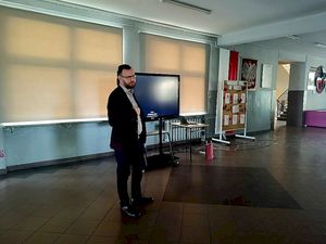 Zdjęcia z pogadanki związanej z akcją Dzieciństwo bez przemocy. Prelekcja w szkole funkcjonariusza z kuratorem