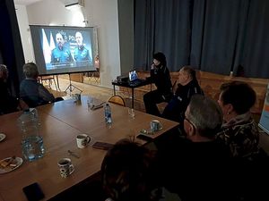 Zdjęcia ze spotkania policjantów z seniorami w Klubie Seniora w Luboszycach. Policjanci rozmawiają z seniorami o bezpieczeństwie.