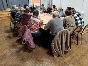 Zdjęcia ze spotkania policjantów z seniorami w Klubie Seniora w Luboszycach. Policjanci rozmawiają z seniorami o bezpieczeństwie.